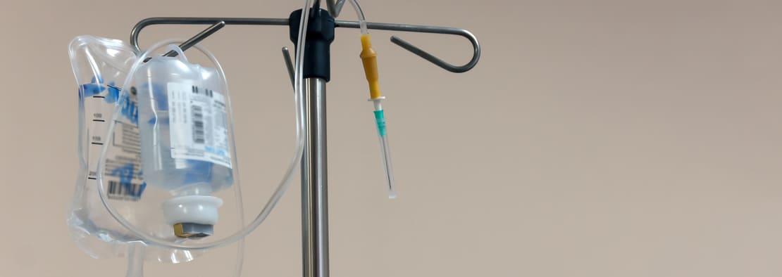 Капельницы висят на стойке